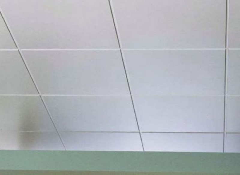 Как правильно клеить потолочную плитку