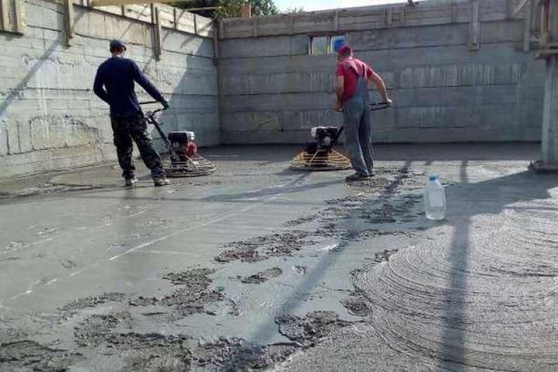 заливка бетона. спортики залили в бетон. бадья бетонная. шуруповерт залитый в бетон фото. спортики залили в бетон.