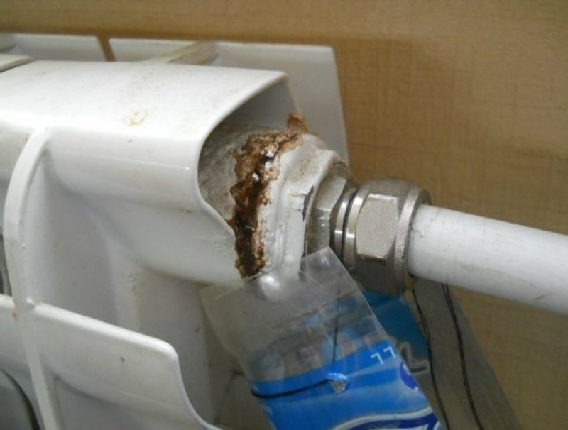 течь радиатора отопления. потекла батарея отопления. гидроудар в батарее отопления. трещина в батарее отопления. протечка батареи отопления.