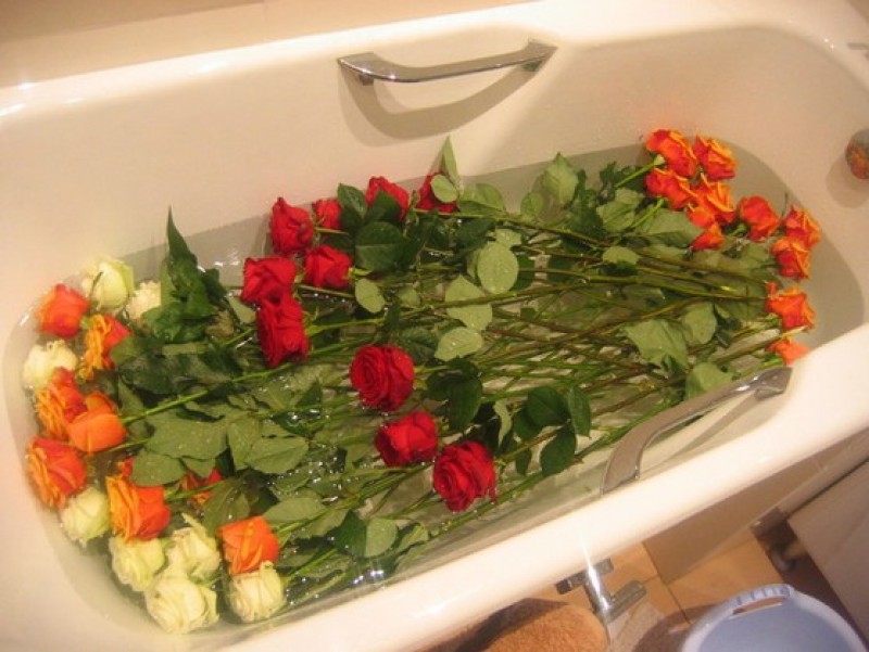 Чтобы букет роз долго простоял. Розы в ванной. Букет цветов в ванной. Ванна с розами. Букет в ванной комнате.