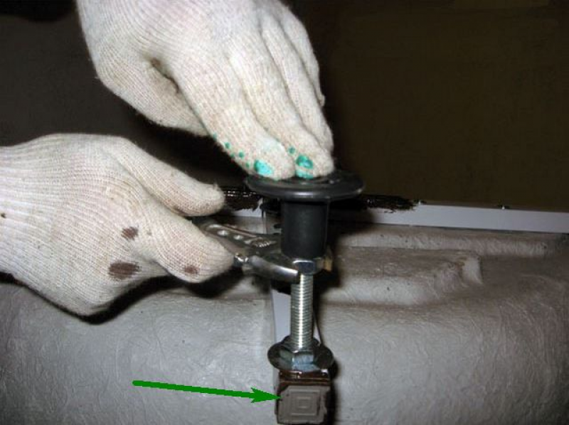 Регулированная ванна. Крепеж для акриловой ванны к стене. Монтаж акриловой ванны под плитку схема. Каркас для стальной ванны 170х70. Монтаж ножек на акриловую ванну церсанит.