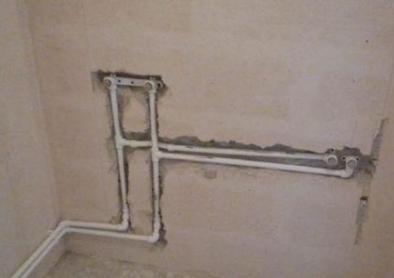 Утапливаем трубы в стену в ванной. Подводка труб в ванной. Штроба для труб в ванной. Канализационные трубы в стене ванной. Штробление стен под трубы в ванной.