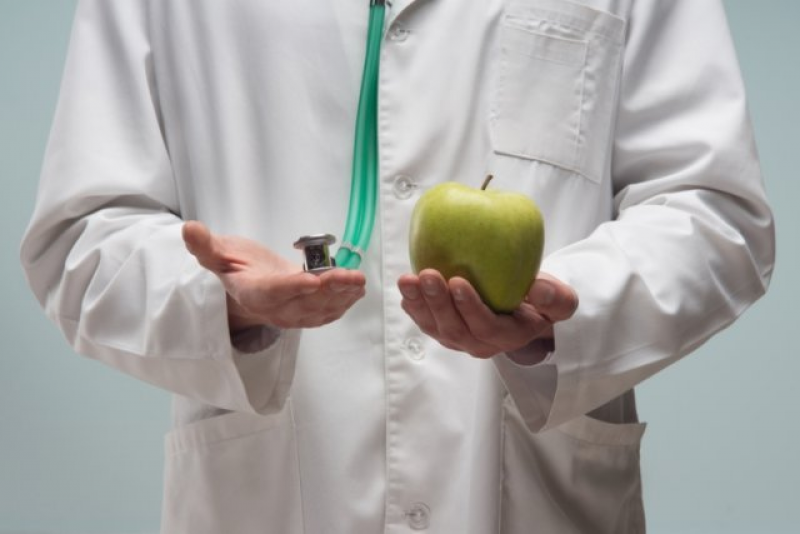 Яблоко в медицине. Яблоня и использование в медицине. Передача медицинская с яблоком на заставке. Применение яблок в медицине.