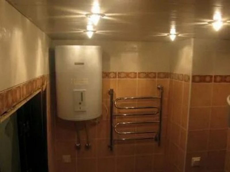 акустика dolby atmos 7. басовая ловушка в комнате. звуковые ловушки для студии. встроенный шкаф в ванной под бойлер. зал с телевизором.