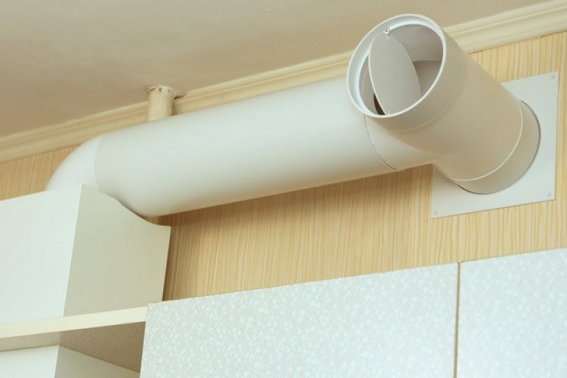 вентиляция для вытяжки на кухне из пластика. воздуховод монтаж короба 150х80х150. воздухоотвод 120*60, 1м, плоский. полугибкие воздуховоды для вентиляции. вентиляция для вытяжки на кухне из пластика.