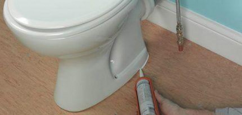 Как вырезать под унитаз. Как вырезать под унитаз. Монтаж унитаза в частном доме. Как вырезать под унитаз. Манжета соединяющая смывной бачок с унитазом.