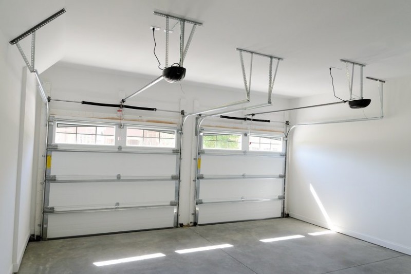 Подъемно-секционные ворота гаража на две машины