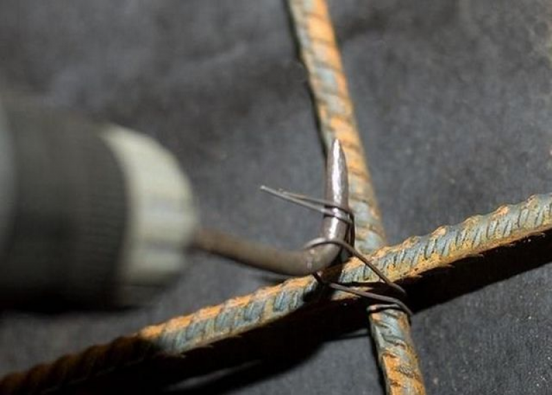 Правильная обвязка арматуры ленточного фундамента. Обвязка арматуры проволокой шаг. Крючки для вязки арматуры фундамента. Проволока для арматуры вязочная. Инструмент для связки арматуры для фундамента.