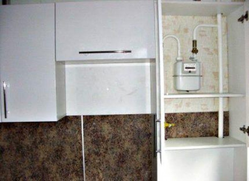 Кухонный шкаф под газовый счетчик. Спрятать газовый счетчик. Газовая колонка в шкафу. Газовая труба на кухне.
