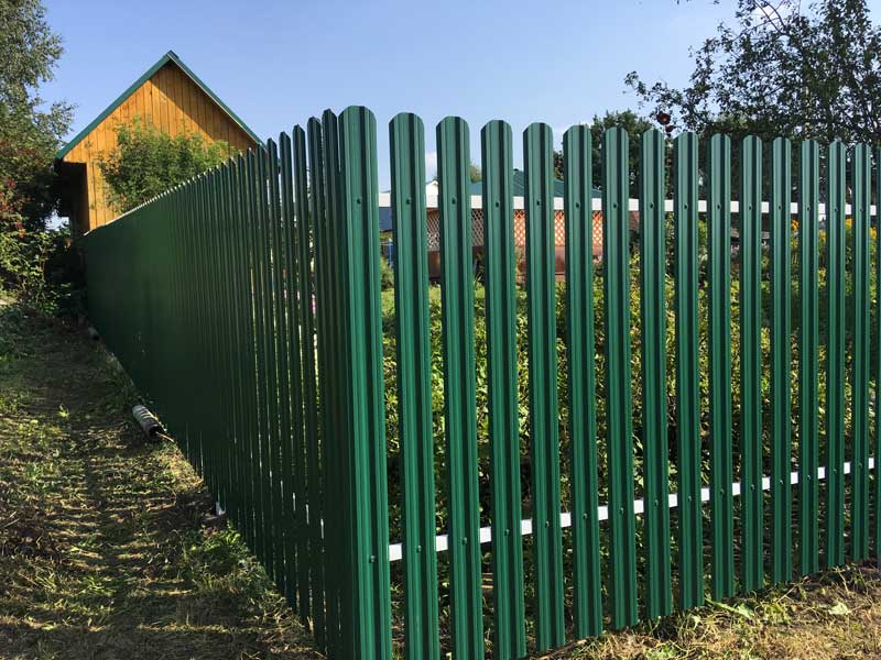 Забор с защитной сеткой