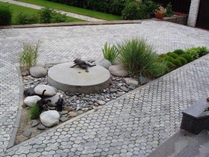 Декор септика на дачном участке. Декорирование канализационных люков. Декор септика. Декорируем септик на участке. Септик на дачном участке.