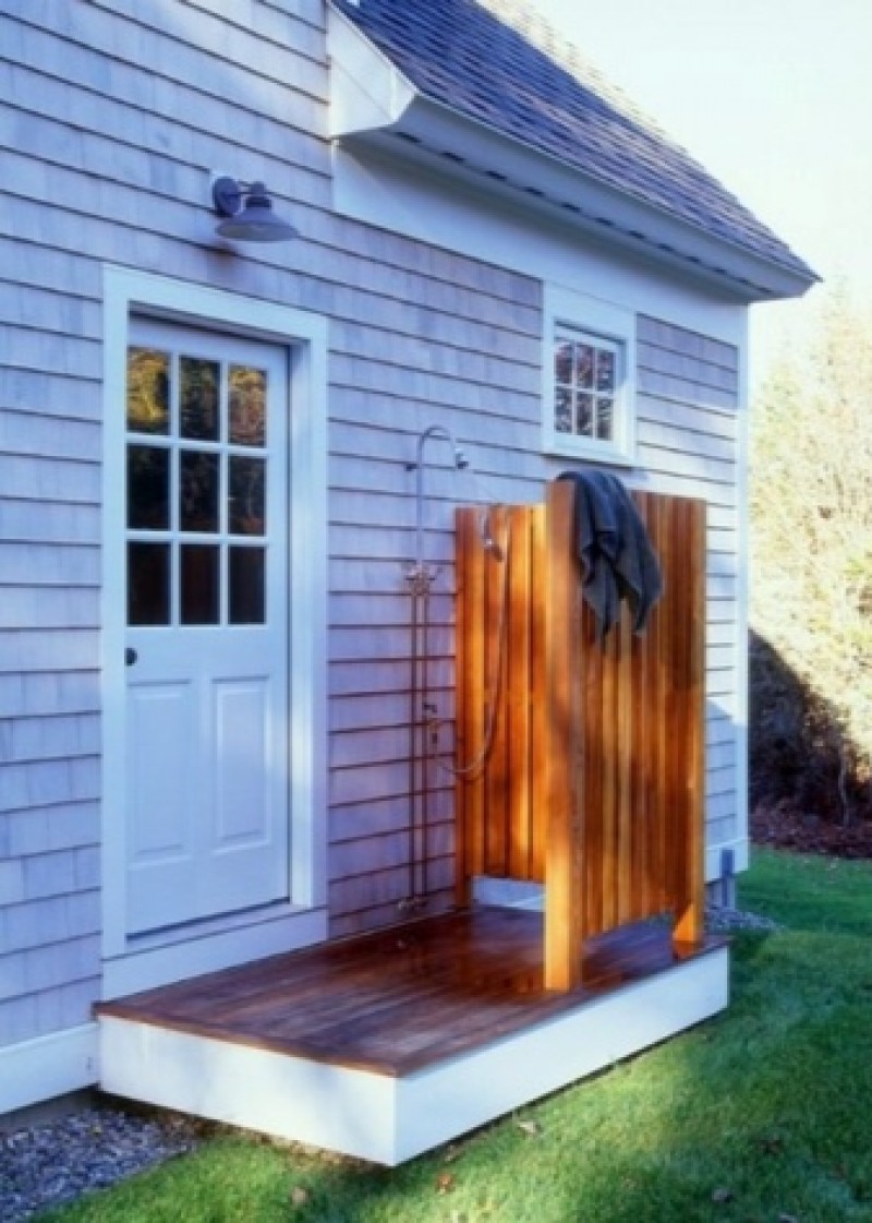Пристройка к дачному туалету и душу. Душ в пристройке к дому. Пристройка туалета к деревянному дому. Пристройка туалета к дачному дому. Душ для дачи деревянный.