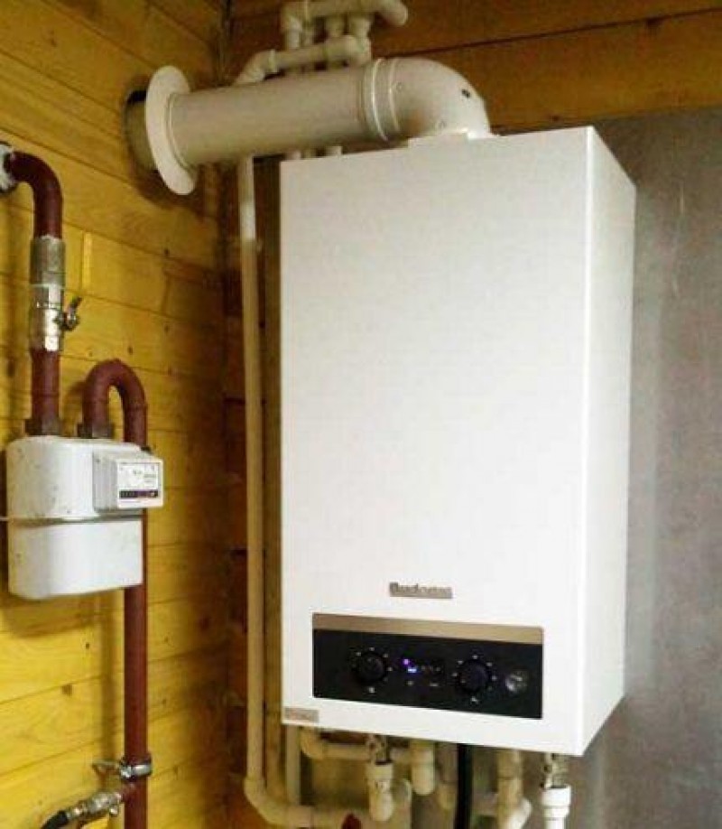 Газовые котлы с закрытой камерой. Монтаж настенного котла Будерус двухконтурный. Газовый котел для отопления Buderus. Газовый котёл двухконтурный настенный на 200кв.м. Дизельный котел на стену с закрытой камерой.