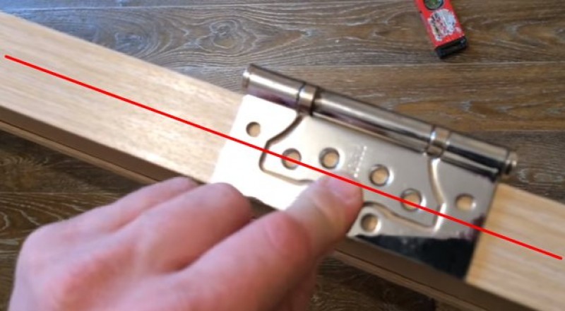 Петля бабочка. Как установить 3 петли на межкомнатную дверь. Как установить межкомнатную дверь бабочку. Врезка петель бабочка в межкомнатные двери. Монтаж дверных петель бабочка.