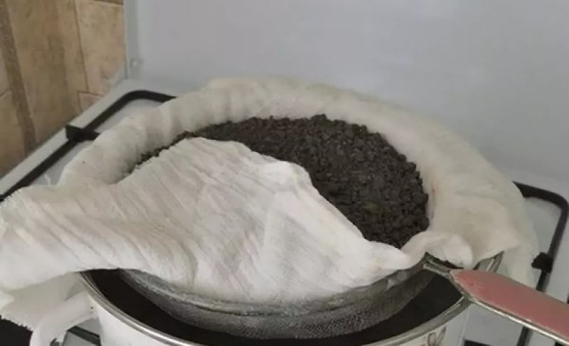 Ведро навоза. Подготовка рассады. Грунт для рассады томатов. Как прогреть землю для рассады. Прокаливание почвы.