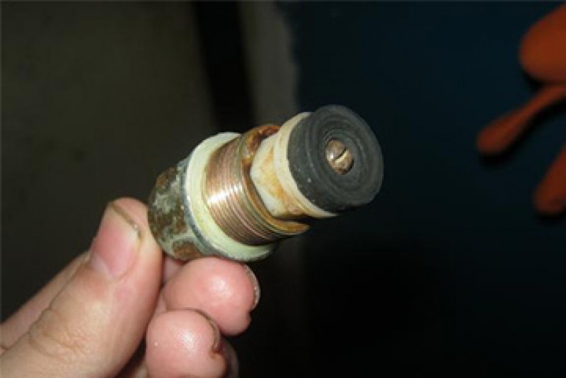 Резинки на смеситель в ванную. Герметизация резьбовых соединений систем отопления. Герметик силиконовый сантехнический для труб водоснабжения. Резьбовой герметик для водопроводных труб. Чем уплотнить кран.