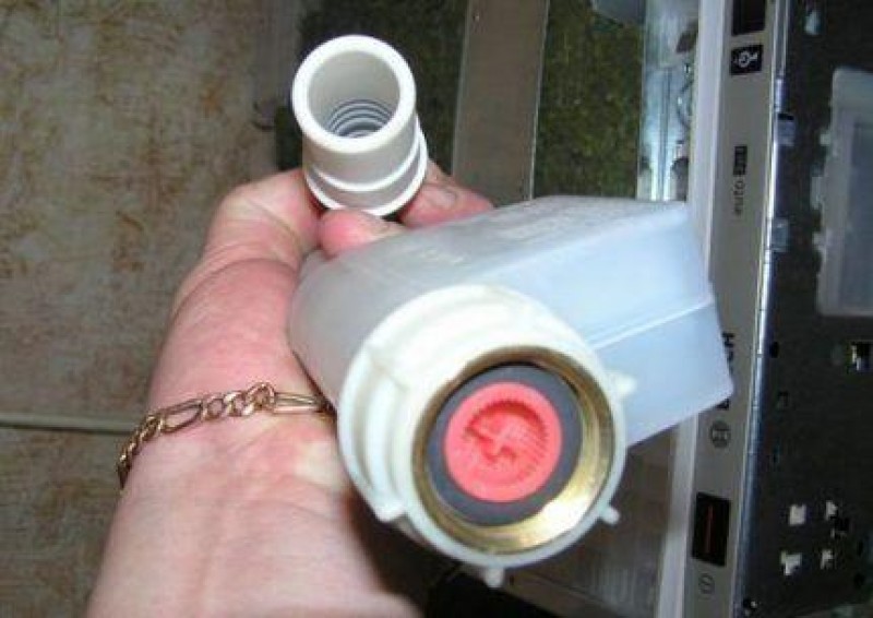 Фильтр машинки бош. Фильтр подачи воды в посудомоечной машине бош. Клапан подачи воды для посудомоечной машины Bosch. Входной фильтр подачи воды для стиральной машины бош. Заливной клапан посудомойки бош.