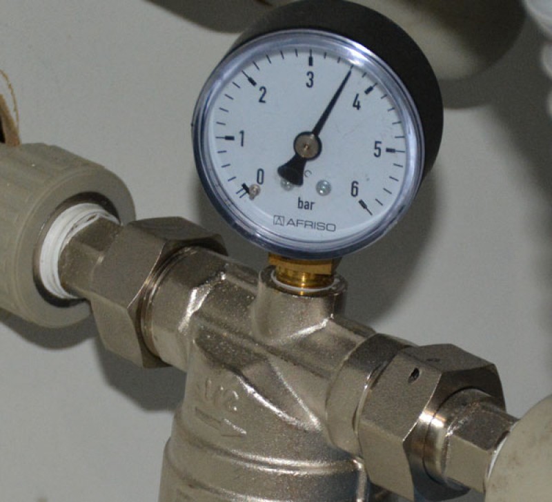 манометр для измерения давления воды мти-100. редуктор давления (с манометром 10 бар). манометр для измерения давления в трубопроводе. манометр давления воды в системе отопления теплого пола. установка манометра в систему водоснабжения.