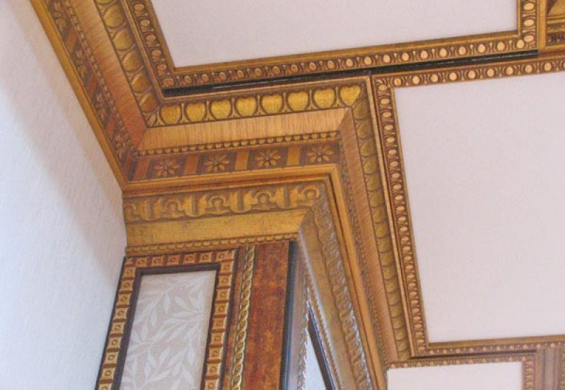 Багет в интерьере. Багеты для дверных проемов. Багет навесной потолок. Багеты для стен. Отделка стен лепниной.