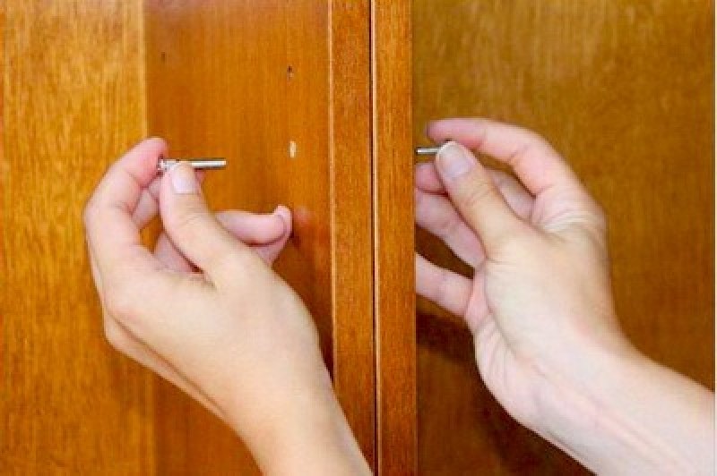 стяжки для кухонных шкафов. стягивание кухонных шкафов между собой. стянуть кухонные шкафы. регулировка петель между дверцами. соединить шкафы между собой.