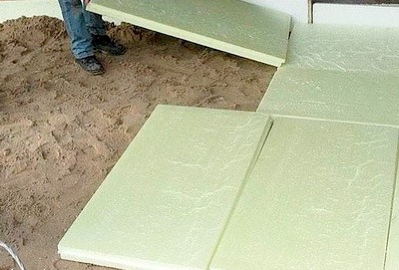 Пенофол фольгированный для утепления пола деревянного дома снизу. Теплоизоляция пола в деревянном доме снизу. Утепление пола напылением пенополиуретана снизу. Утепляем полы в подполе. Утеплить деревянный пол снизу.