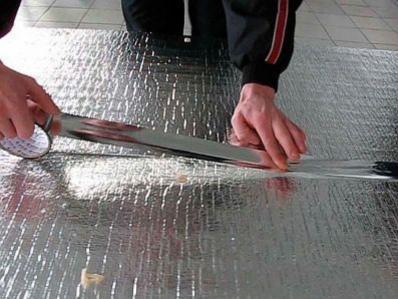 Фото — Стелится фольгированный утеплитель