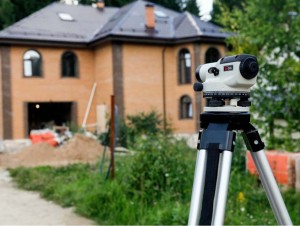 Какой нивелир выбрать для строительства дома, лазерный или оптический?
