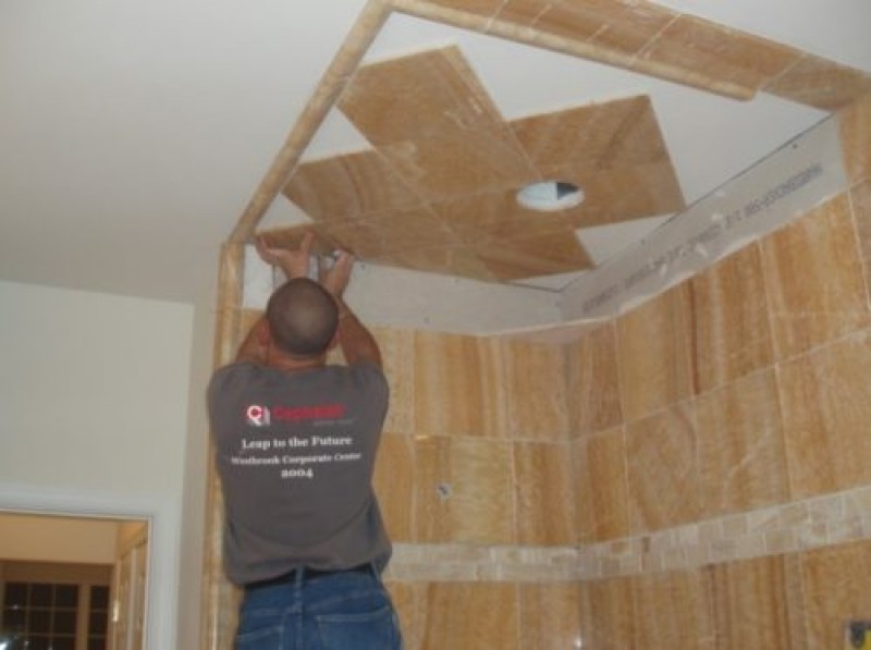 Как правильно клеить потолочную плитку