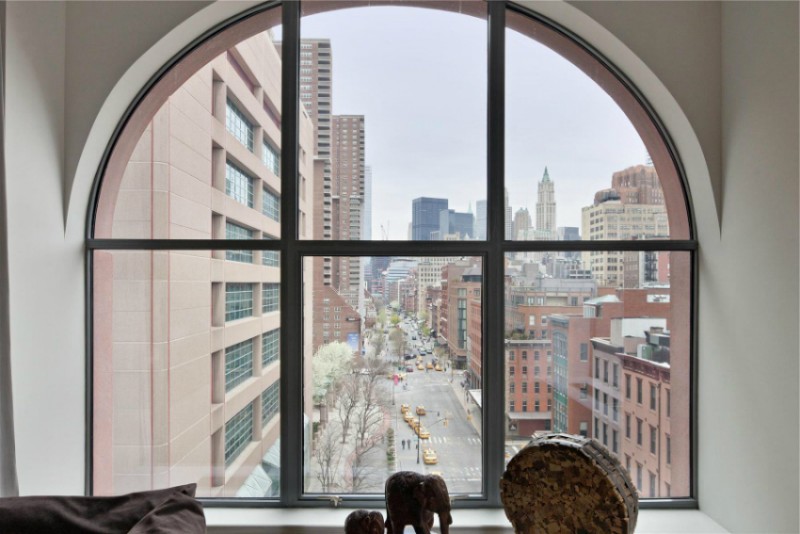 При установке панорамного окна в квартире, следует учитывать уровень шума на улице