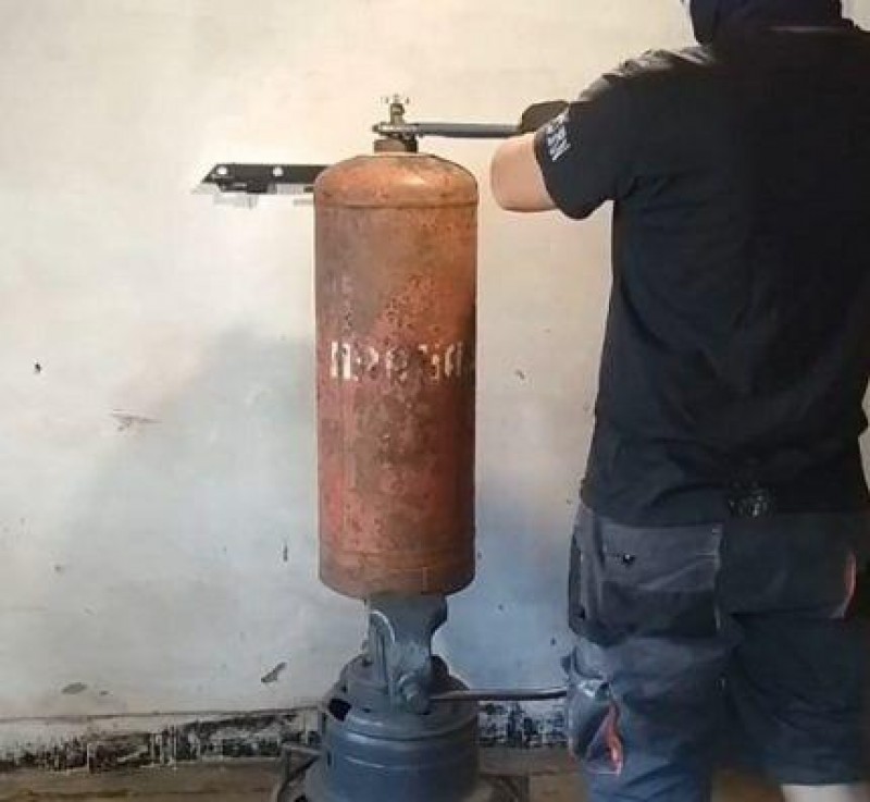 Газ баллон ремонт. Башмак на баллоне с газом. Откручиваем клапан с газового баллона 27 л. Газовый баллон откручивание вентиля. Кран для пропанового баллона 27л.
