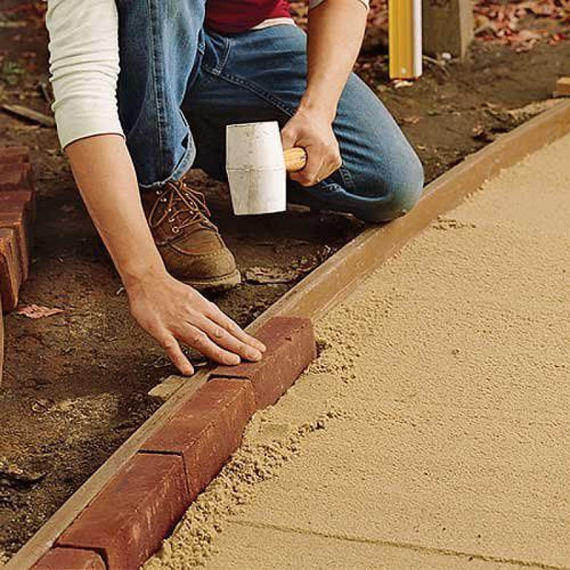 укладка плитки на дорожки на даче. садовые дорожки из тротуарной плитки. укладка плитки на дорожки на даче. тротуарный бордюр steingot. дорожка из плитки.