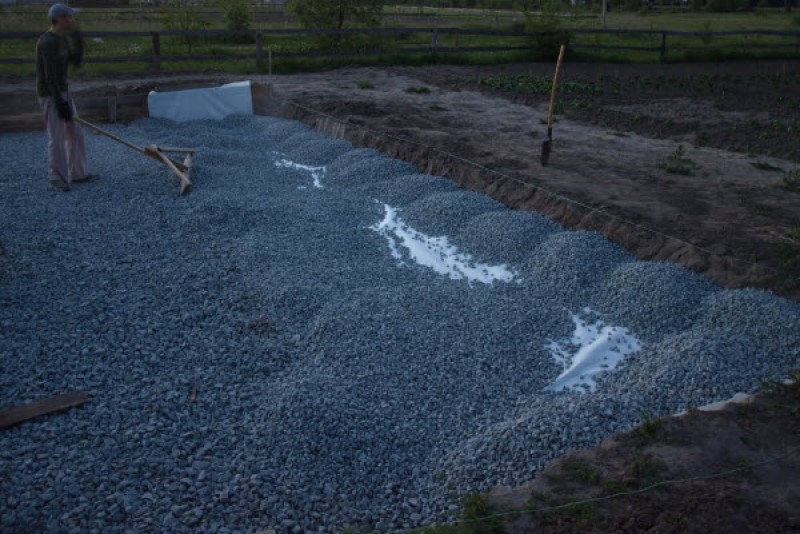 щебень под плиту. щебень для фундамента. опалубка под плиту фундамента 300мм. фундамент плита.