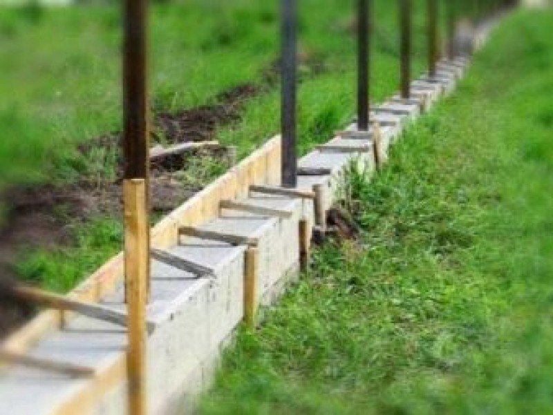 Какие винтовые сваи выбрать для забора