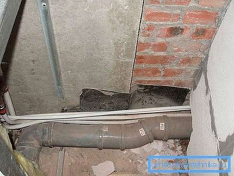 перенос распредкоробки в квартире. как перенести выключатель света. подводка унитаза к канализации. перенести в другое место. перенос унитаза в ванной.