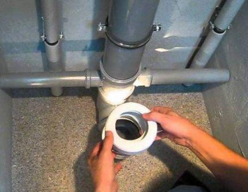 крепеж канализационных труб к стене 110. схема подсоединения унитаза к канализации в частном доме. канализационная труба в туалете. стояк унитаза. канализационный измельчитель для унитаза схема подключения.