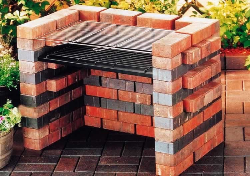 Простой и недорогой мангал своими руками. Мангал из кирпича. Небольшой кирпичный мангал. Дачный мангал из кирпича. Небольшой мангал из кирпича.