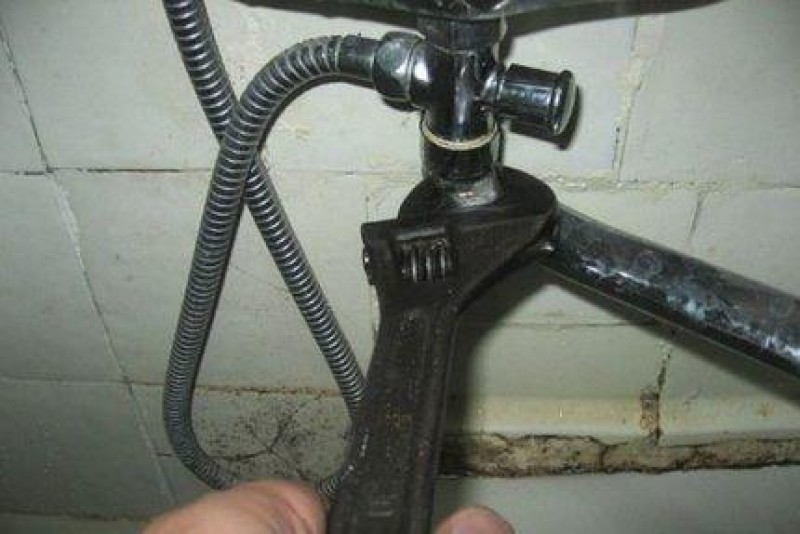 Смеситель гусак течёт. Прокладка гусака смесителя. Кран от смесителя. Течёт смеситель grohe на кухне снизу. Как открутить гусак.