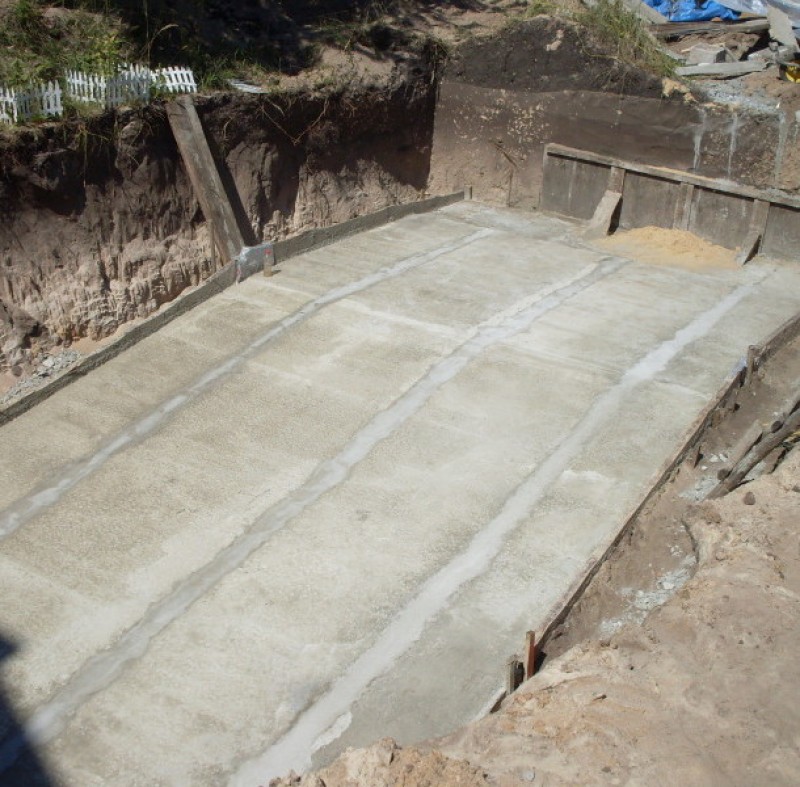 Бетонные дорожки и площадки. Заливка кровли бетоном. Дома без фундамента. Залить бетон под наклоном. Как залить под уклоном.