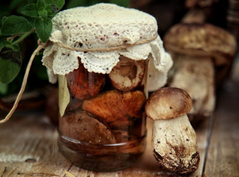 Вкусные грибы на зиму рецепты. Белый гриб. Грибы в баночке. Маринованные белые грибы. Грибочки в баночке.