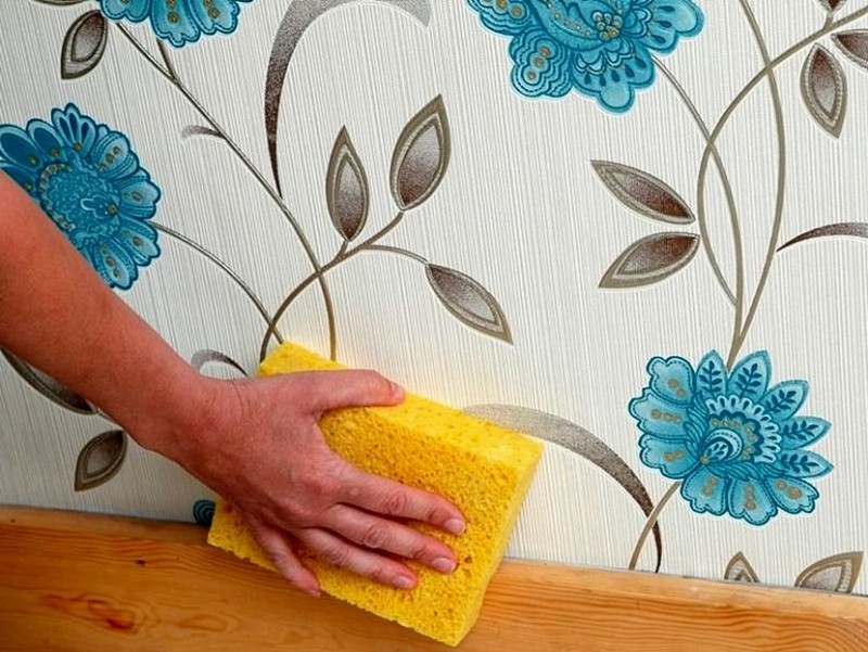 Появление пятна на обоях