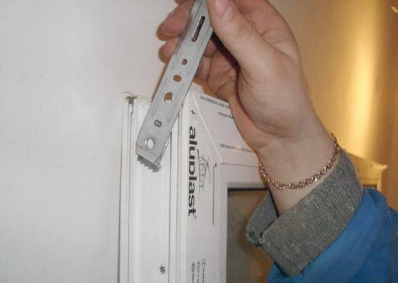 Как правильно установить пластины. Крепление металлопластиковой двери на анкерные пластины. Анкерной пластины rehau 70 мм. Как правильно установить пластины. Схема крепления анкерных пластин на пластиковые окна.