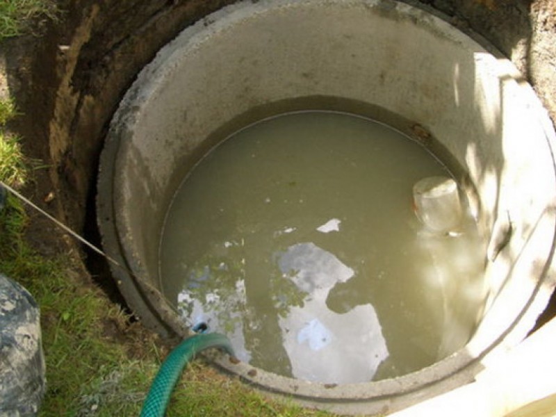 Выгребные ямы в частном. Канализация выгребная яма. Чем убрать выгребную яму. Черпак для очистки выгребных ям. Откачка канализации в частном доме.