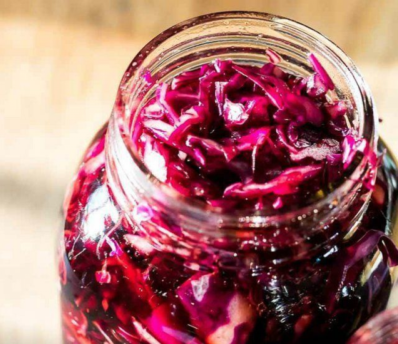 Рецепт красной капусты по грузински. Красная квашеная капуста. Вкусная быстрая квашеная красная капуста. Красная капуста на зиму. Красная капуста в воде в стакане