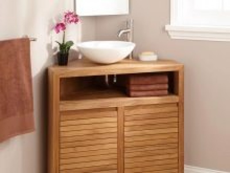 встроенная тумба под раковину в ванную под столешницу. двери под столешницу в ванной. дверки под раковину. мебель для маленькой ванной комнаты. деревянная мебель в ванную комнату.