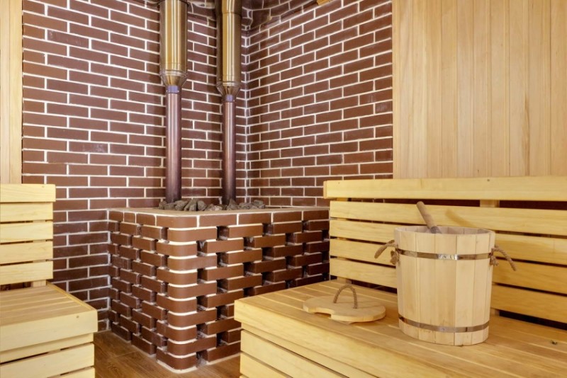 Пример удачного сочетания клинкерной плитки и натурального дерева при обустройстве бани