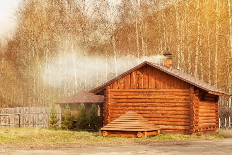 Деревенские бани фото. Топится баня в деревне. Деревенская баня. Деревенская баня снаружи. Русская баня в деревне.