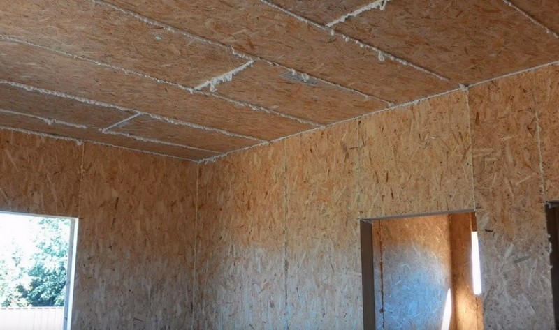 Подшивка осп 3. Потолок из осб панелей. Потолок из осп плиты. Осб на потолок в доме. Потолок осб отделка.