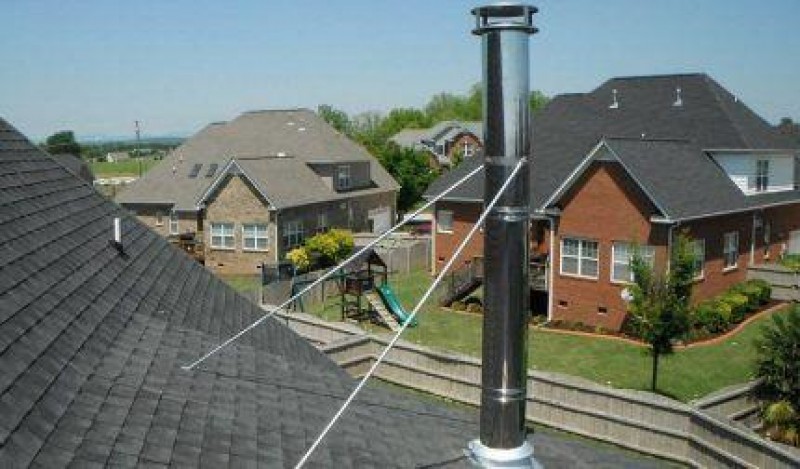 растяжки с талрепами к дефлекторам диаметром патрубка 710 мм. дымоходные трубы. опора дымохода мачта стальная. дымоход из кирпича. крепление сэндвич дымохода.