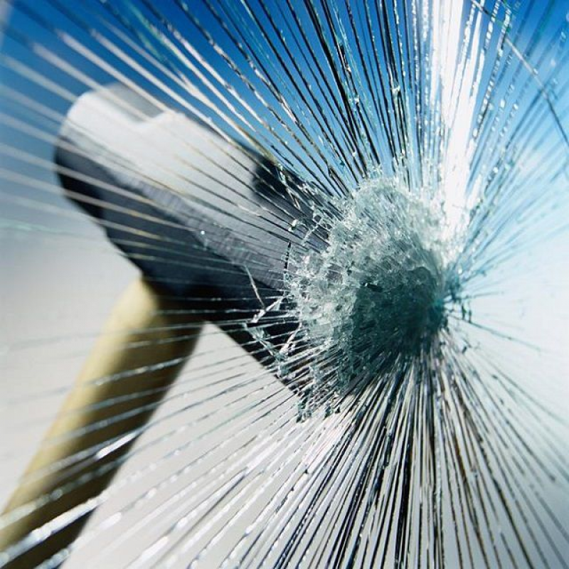 бронированная пленка на окна. пуленепробиваемое стекло. разбитое стекло в пленке. небьющееся стекло эдварда ббенедиктуса. треснутое каленое стекло.