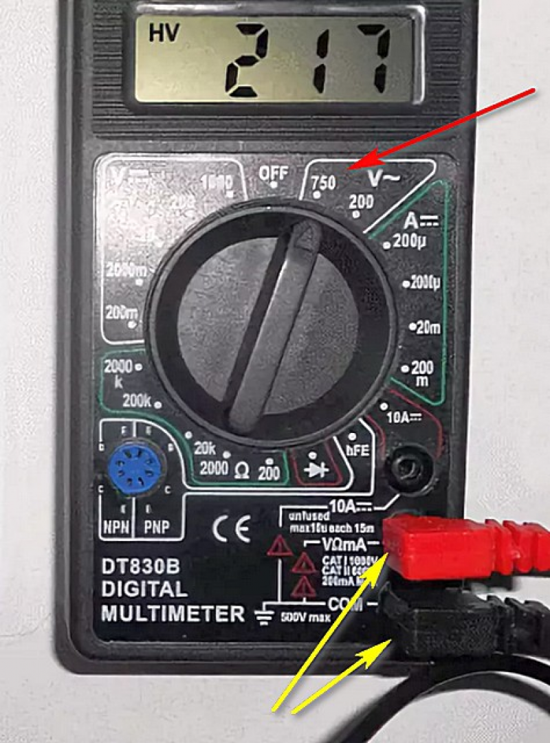 Как прозвонить мультиметром 220 вольт. Мультиметр измерение тока 220 вольт. Мультиметр померить напряжение сети 220в. Dt810b-7 мультиметр. Мультиметр замер 220 вольт.